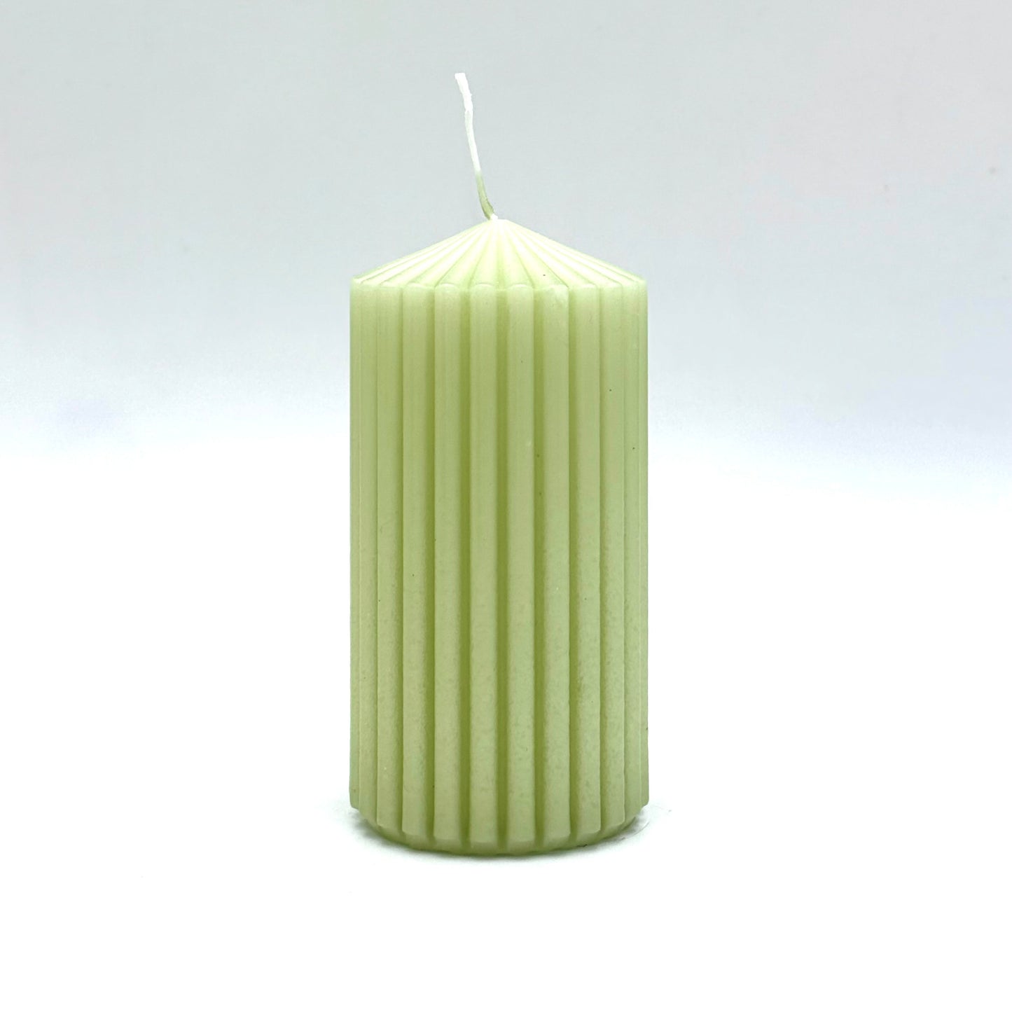 Свеча цилиндрическая ребристая, светло-зеленая, 6х12 см