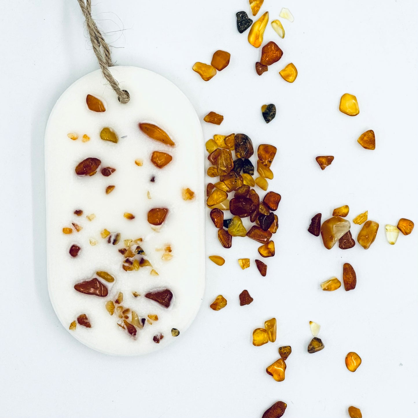 Aromatizēts sojas vasks ar “Amber Wood” aromātu un dzintara gabaliņiem