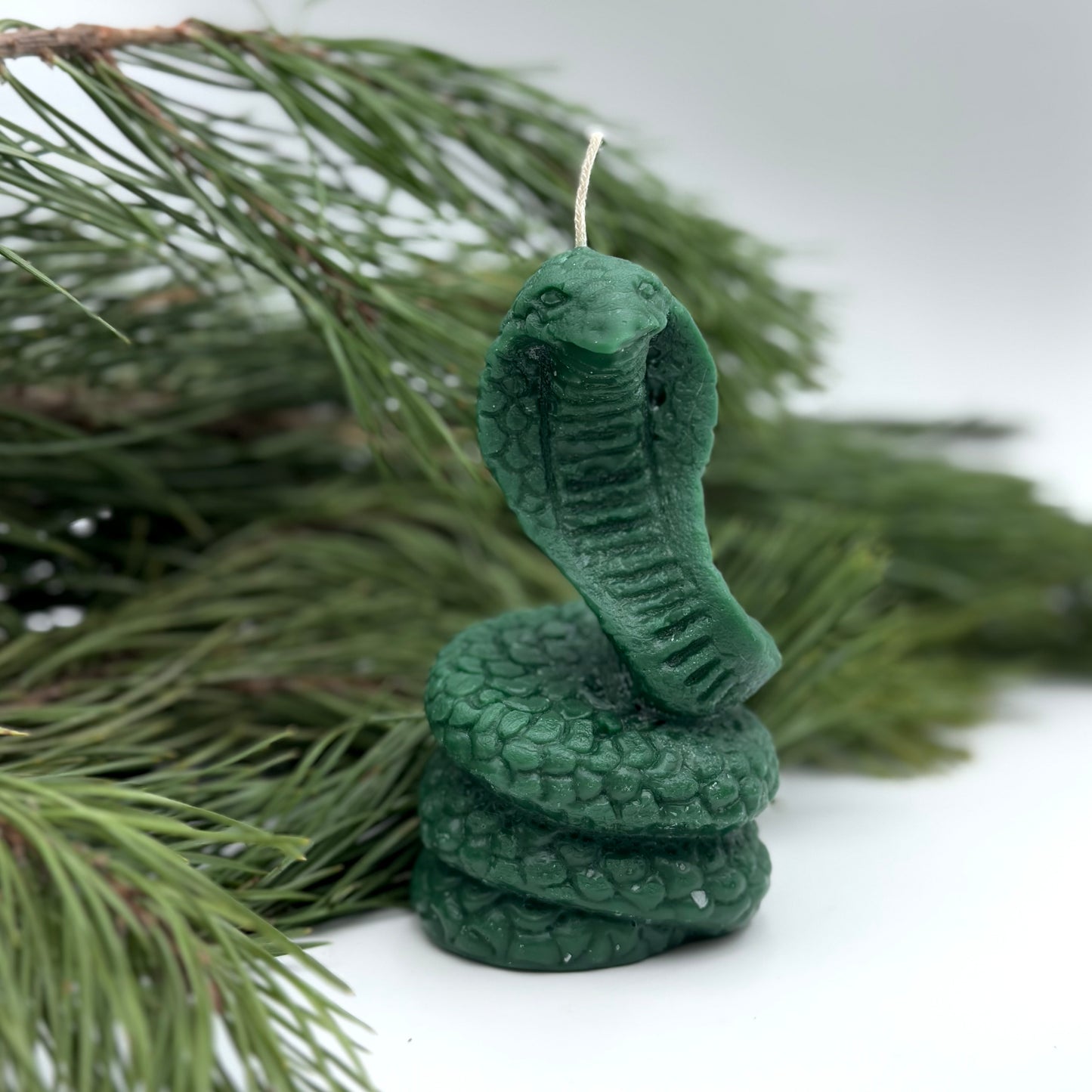 Дизайнерская свеча «Год Змеи» 2025, зеленая