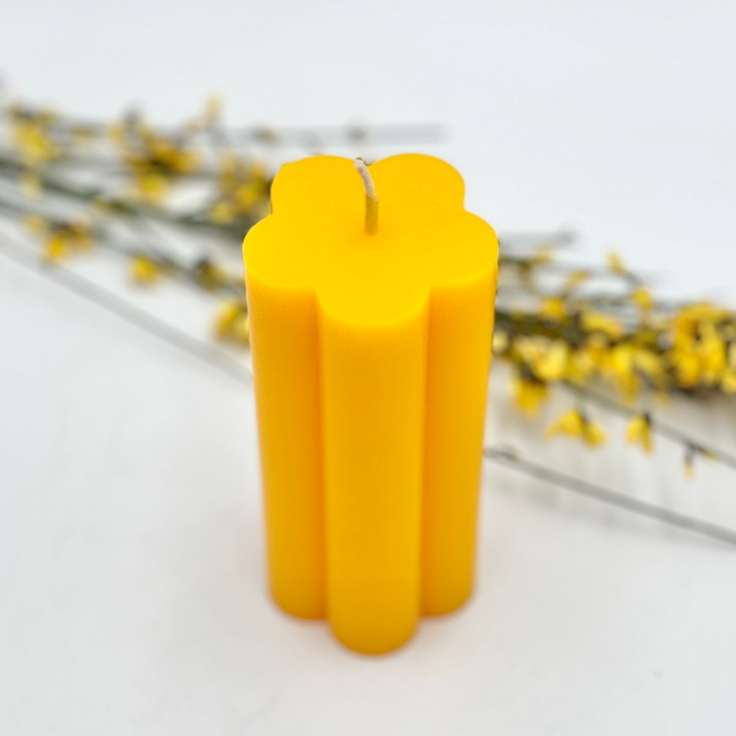 Dizaina svece “Plūmes zieds”, 5x10 cm