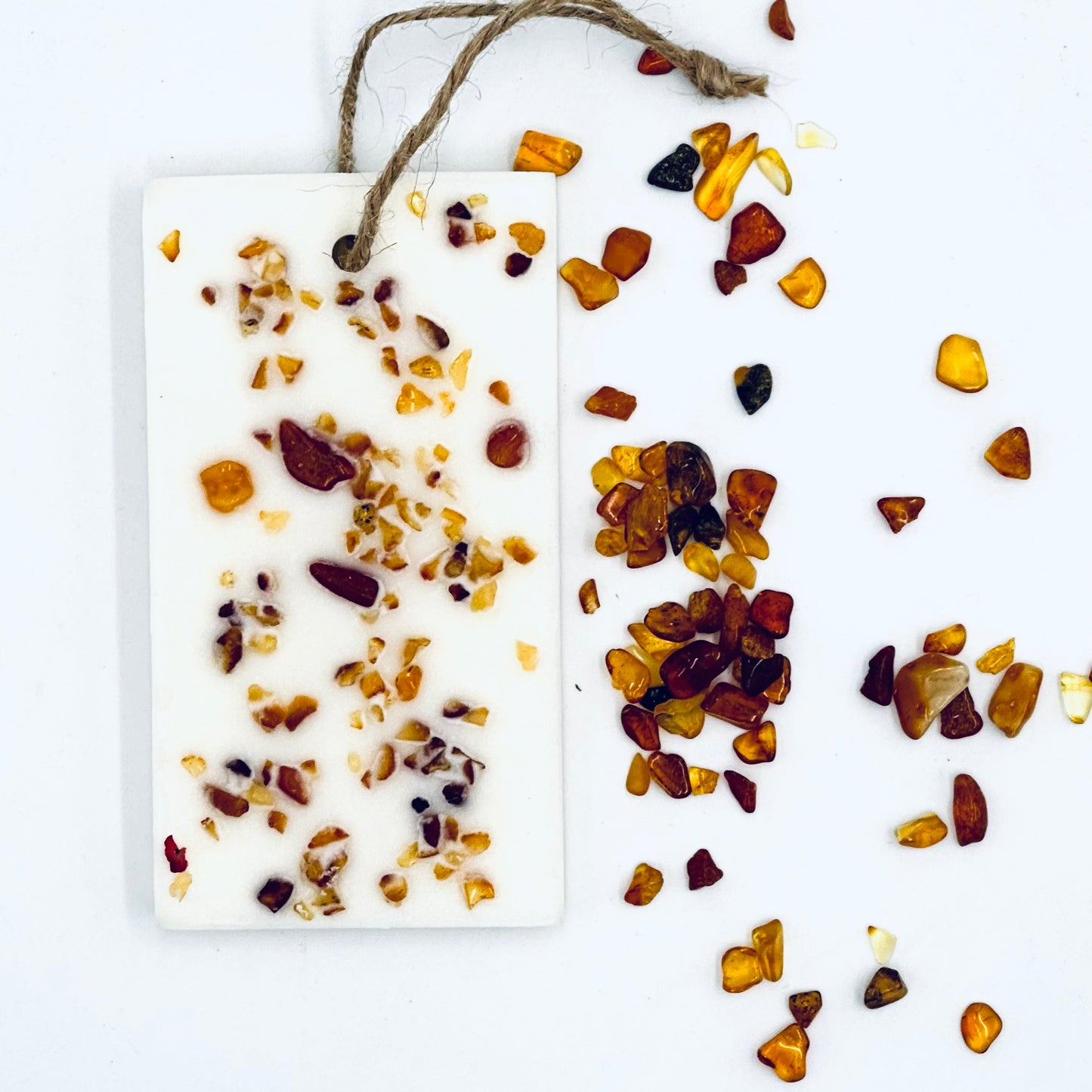 Ароматизированный соевый воск с ароматом «Янтарного дерева» и кусочками янтаря.