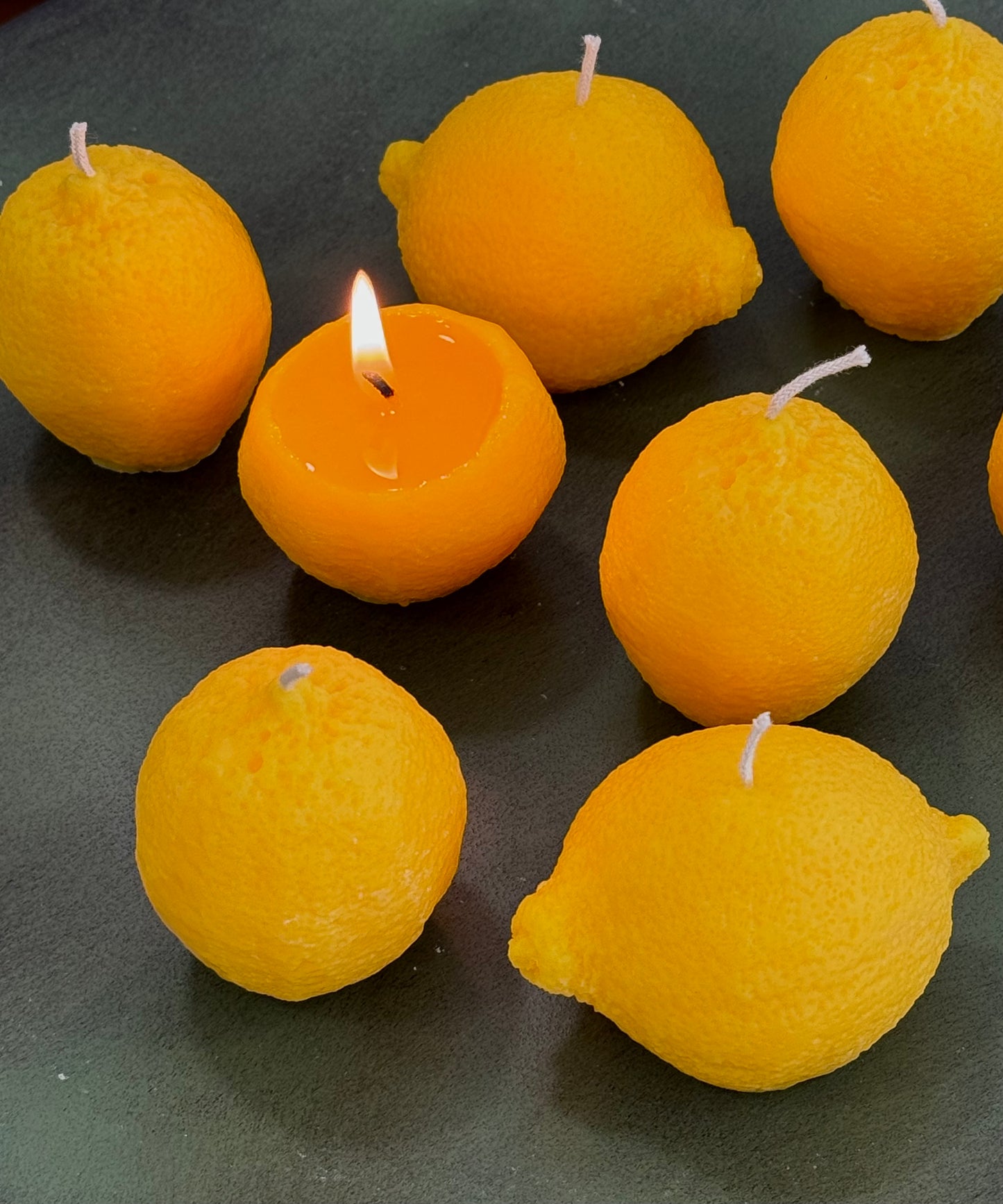 «Лимон» (горизонтальная), дизайнерская свеча с ароматом лимонного сорбета