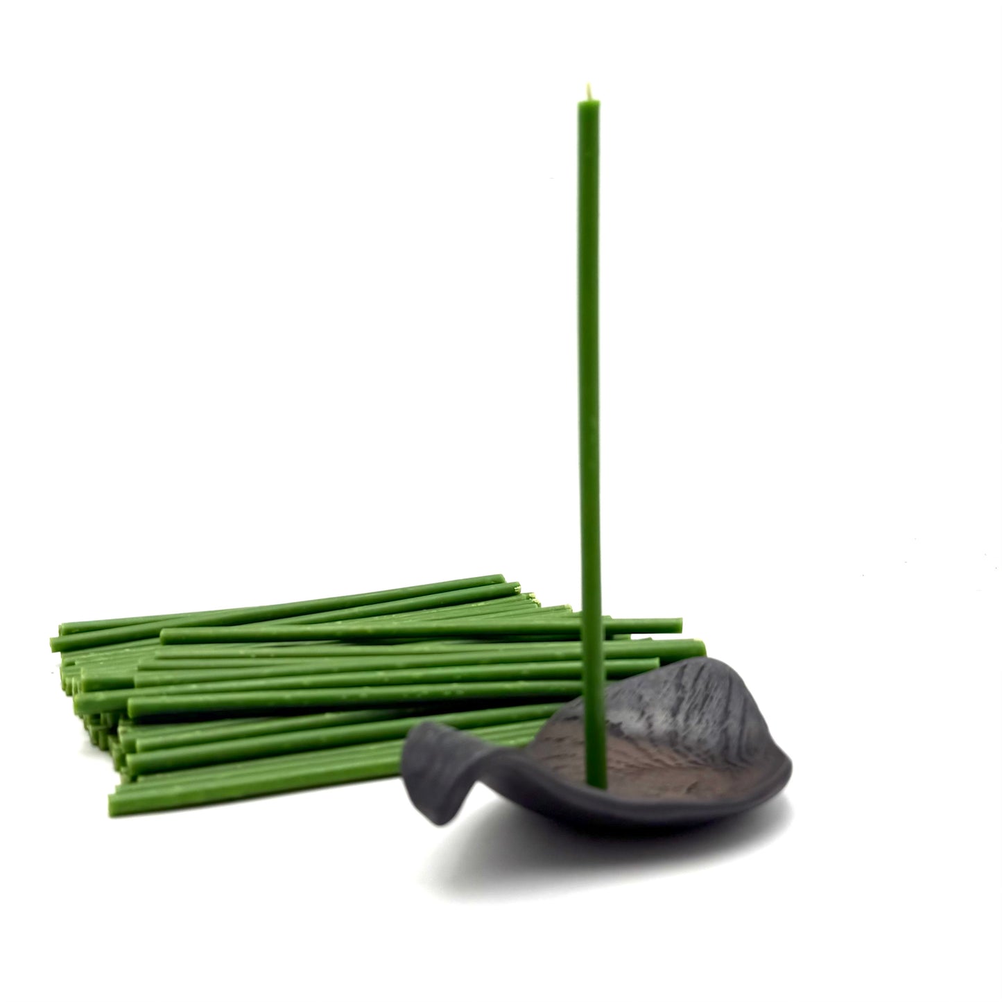 Зелёная церковная свеча из пчелиного воска — для ритуалов и повседневного использования.