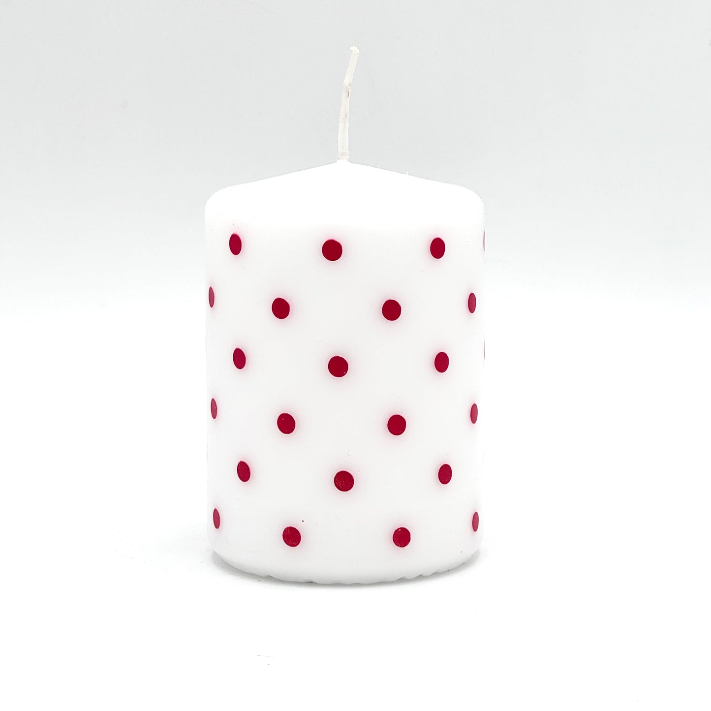 Balta dizaina svece ar apdruku "Punkti"