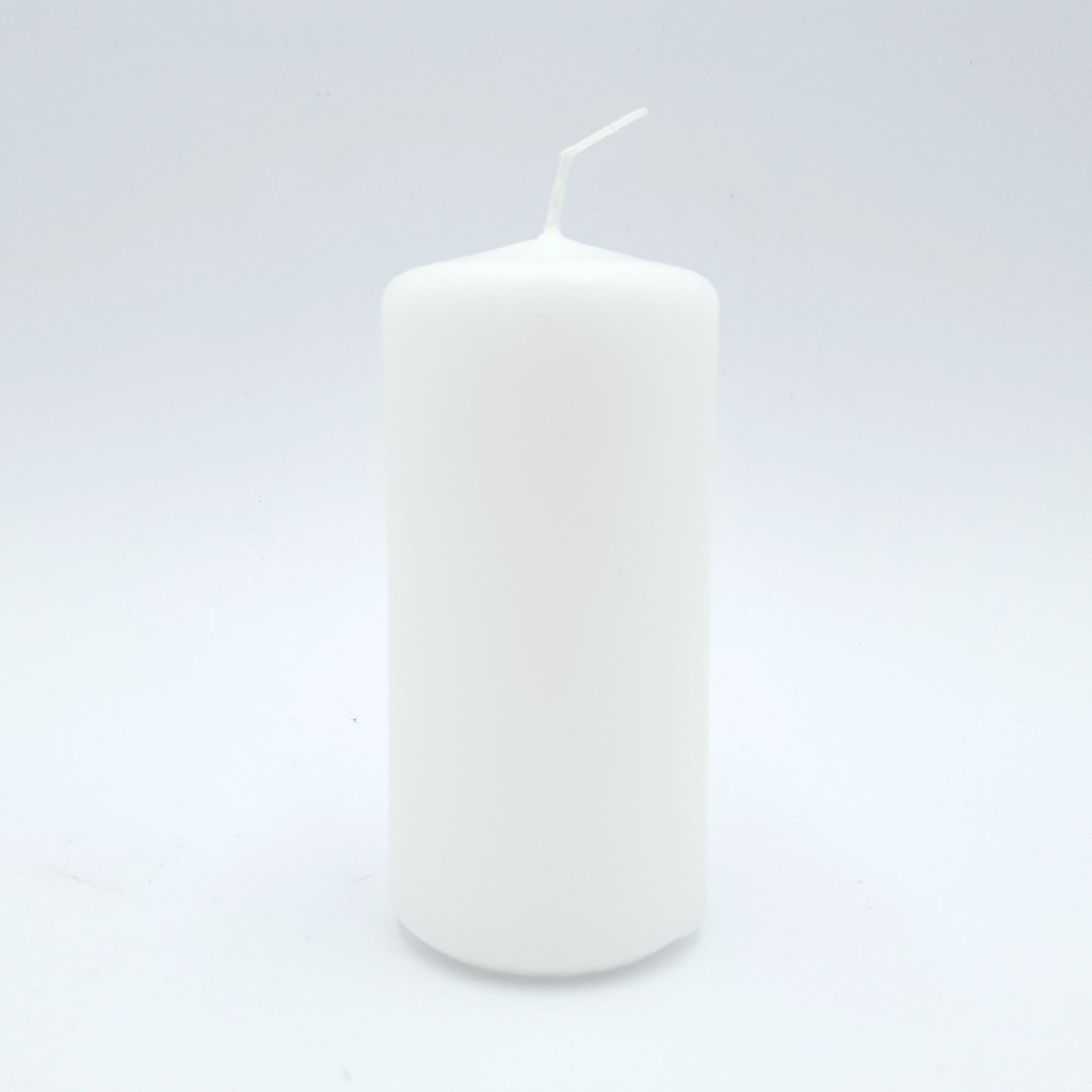 Pulverspiestā svece ⌀ 5,7x12 cm, balta