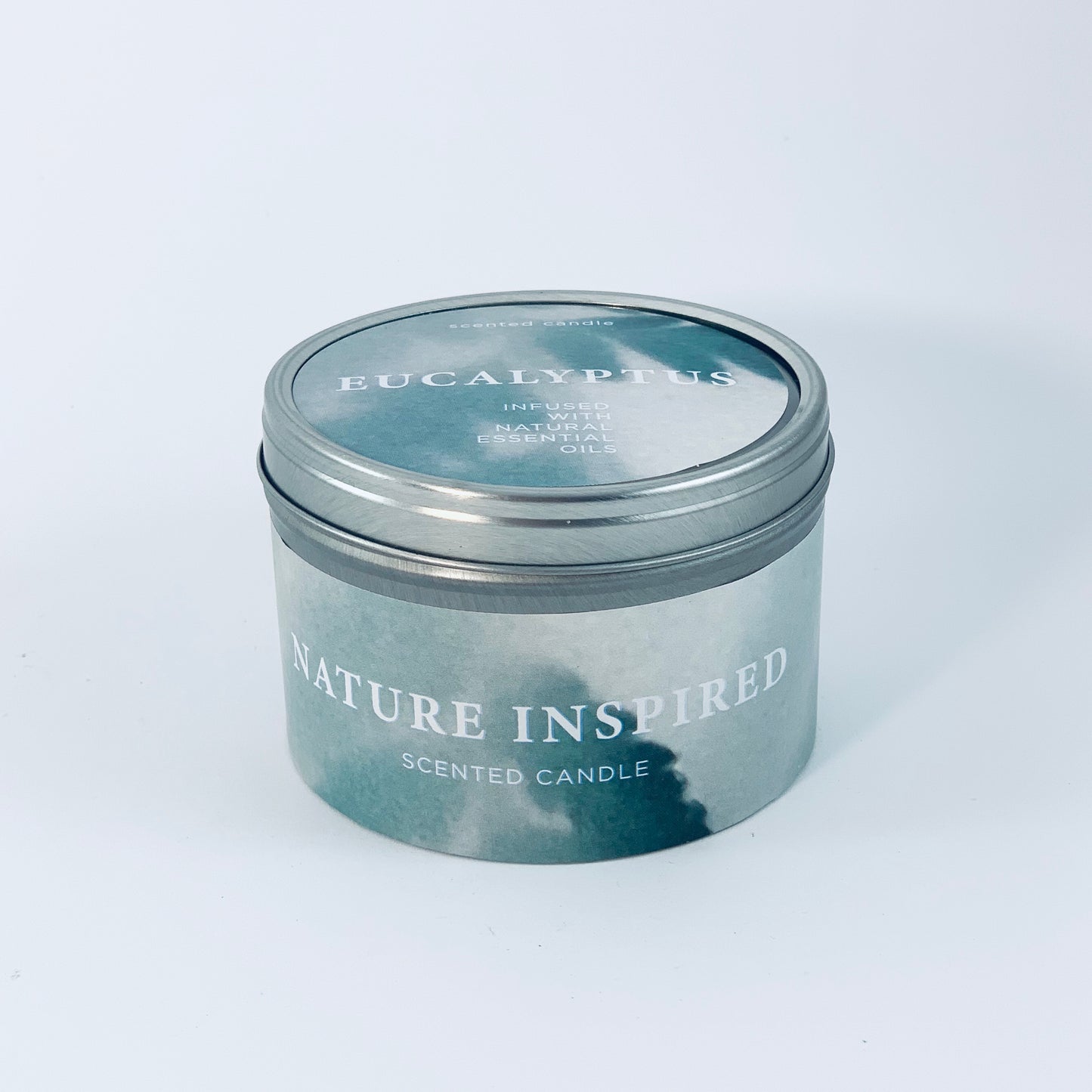 Свеча из натурального соевого воска в металлической посуде с ароматом эвкалипта.