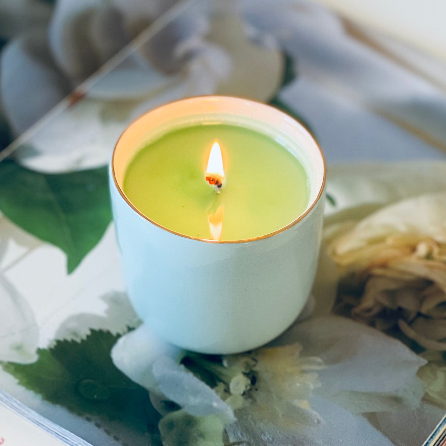 Sojas vaska svece rokām gatavotā porcelāna traukā, ar Bergamotes, melisas un jasmīna aromāta notīm