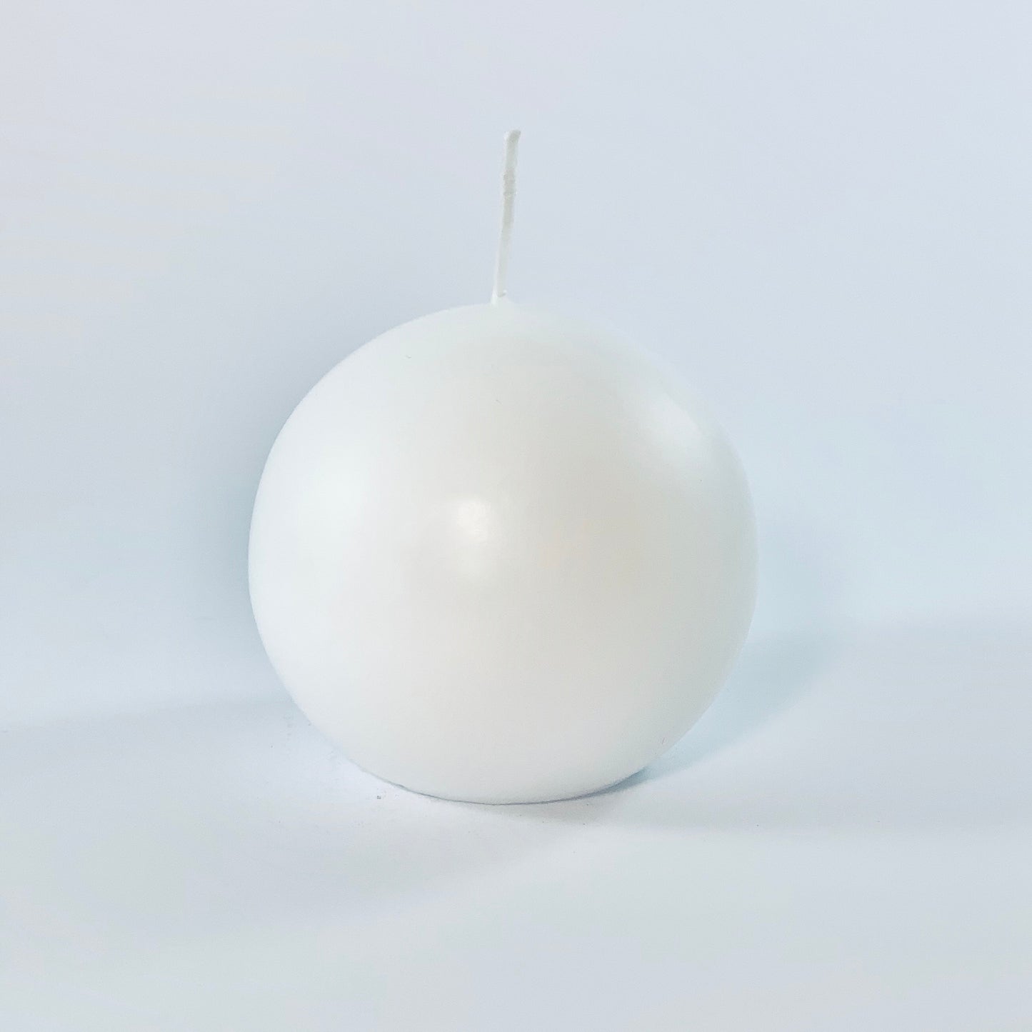 Pulverspiestā svece bumba, ⌀ 8 cm, balta