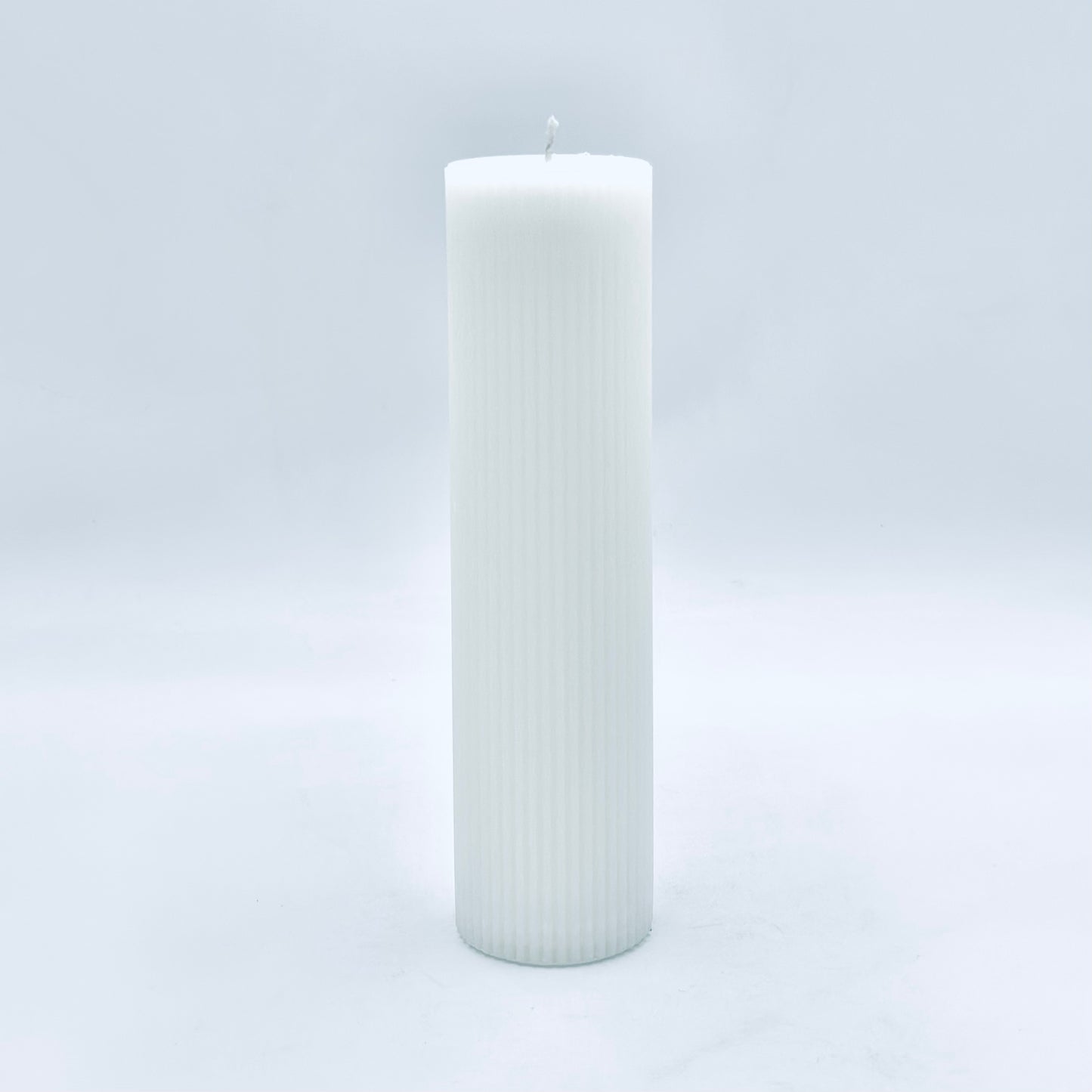 Dizaina svece “Karaliskā” balta, rievota 6x22 cm