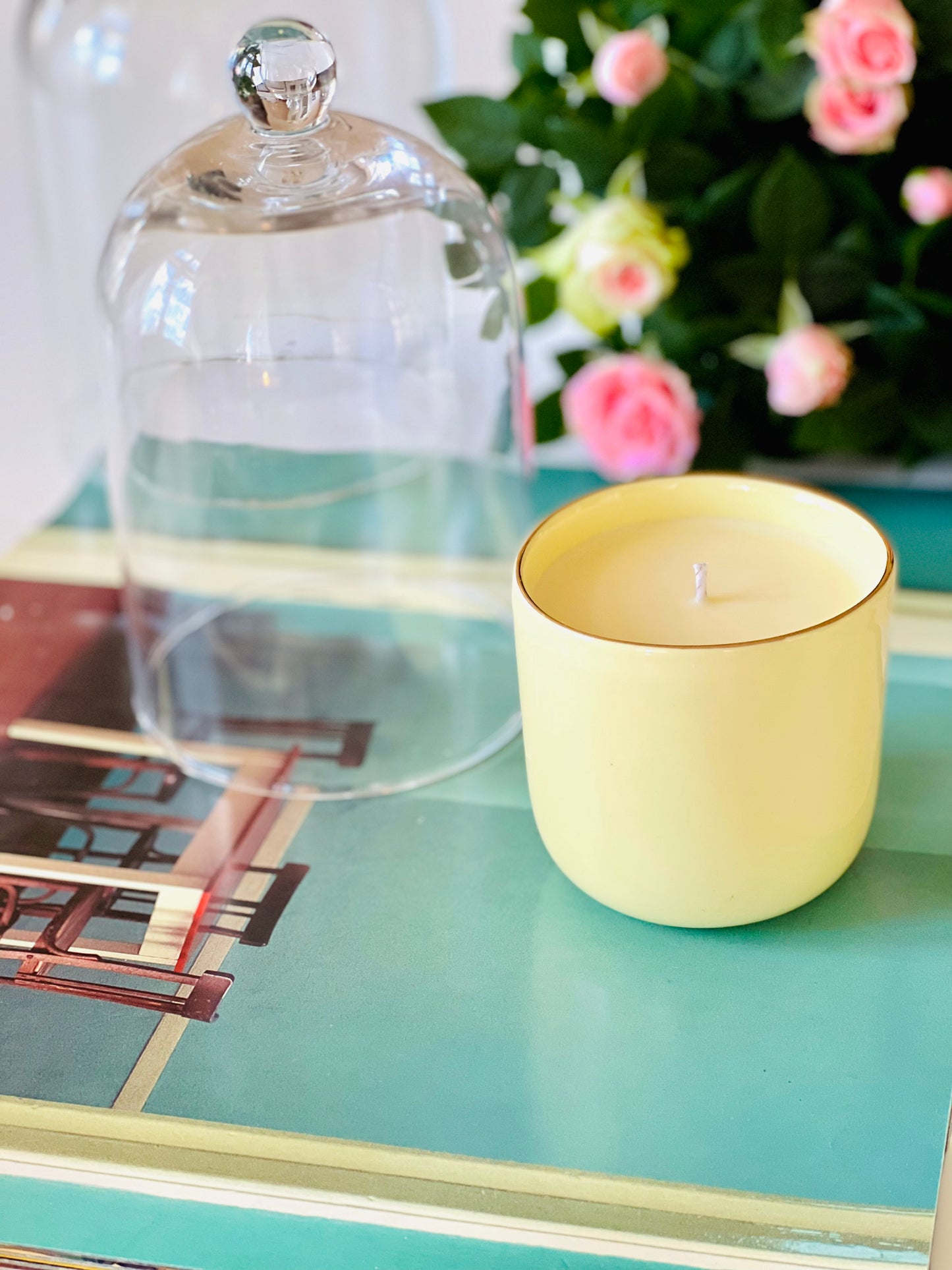 Свеча из соевого воска в фарфоровом контейнере ручной работы с нотами мимозы, нероли и ладана.