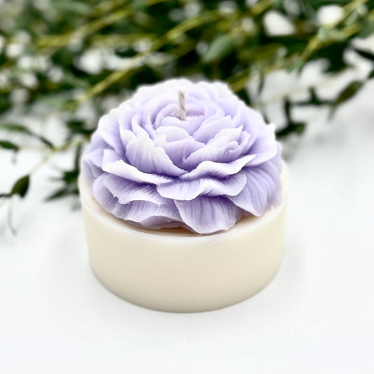 Dabīgā sojas vaska svece “Ziedēšana”, balta ar violetu pieskārienu, ar vieglu ziedu aromātu