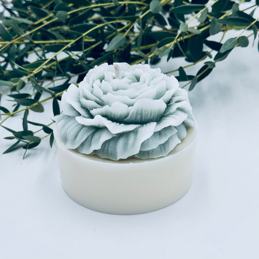 Dabīgā sojas vaska svece “Ziedēšana”, balta ar zaļu pieskārienu, ar vieglu ziedu aromātu