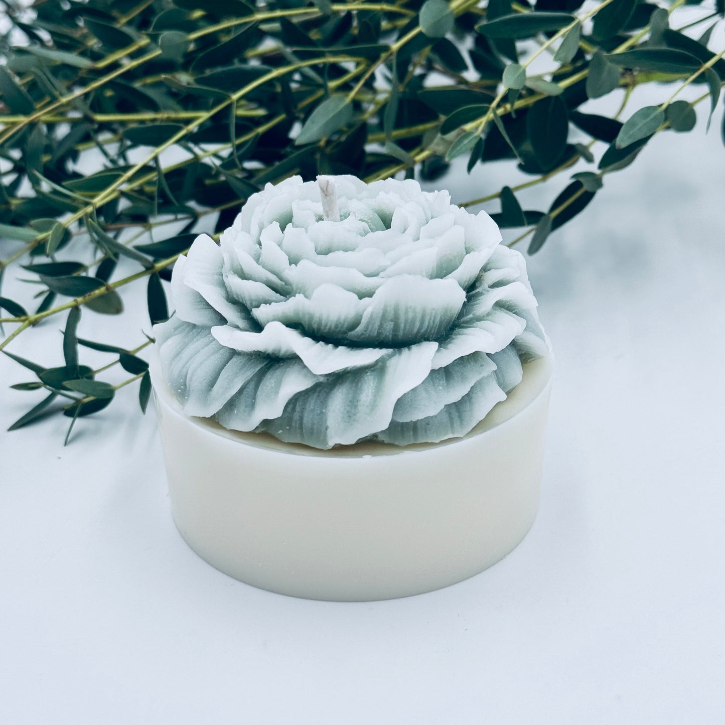 Dabīgā sojas vaska svece “Peonija”, balta ar zaļu pieskārienu, ar vieglu ziedu aromātu
