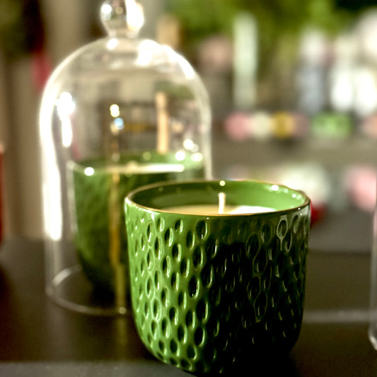 Sojas vaska svece, rokām darinātā porcelāna traukā