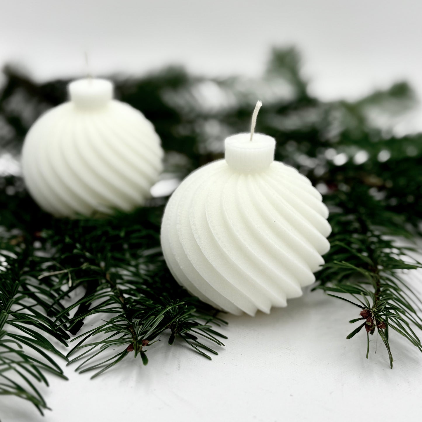 Dizaina svece “Eglītes rota”, 9x8,4cm, balta