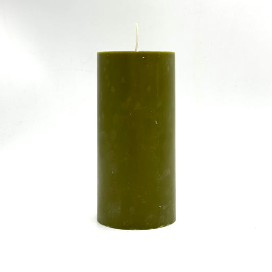 Свеча из стеаринового кружева, 7х15 см, оливкового цвета.