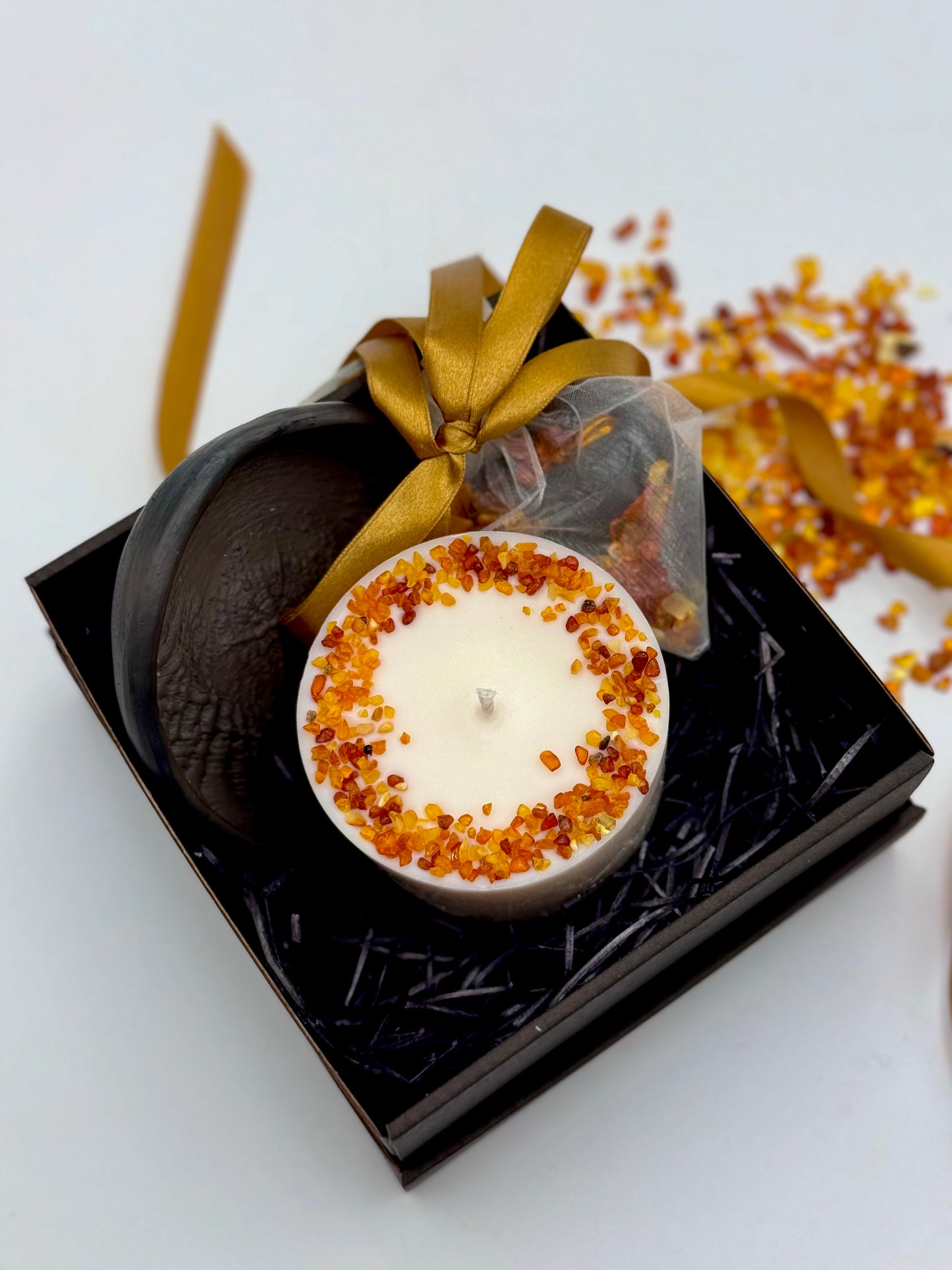 Подарочный набор «Для вашего успеха и силы» с янтарной подвеской и черной керамической подставкой