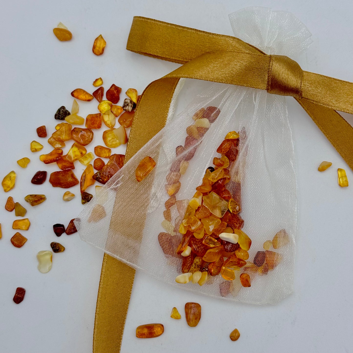 Подарочный набор «Для вашего успеха и силы» с янтарной подвеской и черной керамической подставкой