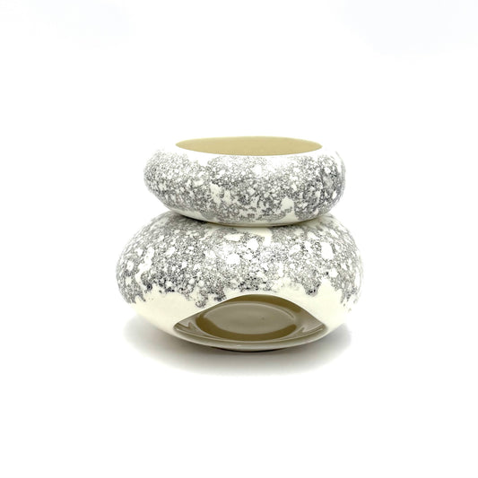 Aromterapijas eļļas lampa, balta ar pelēcīgu mežģīņrakstu.