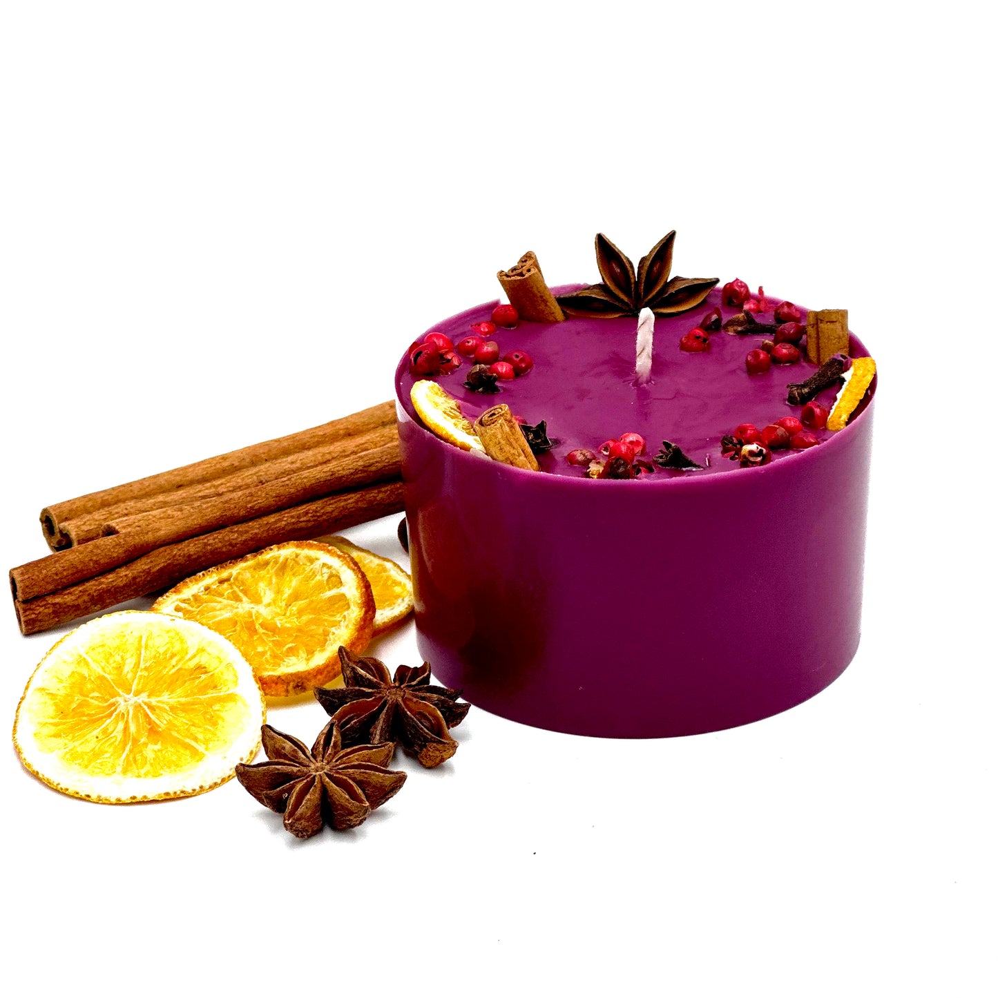 Dabīgā sojas vaska svece ar “Karstvīna” aromātu, kurā dominē vīnogas, kanēļa un muskata notis.