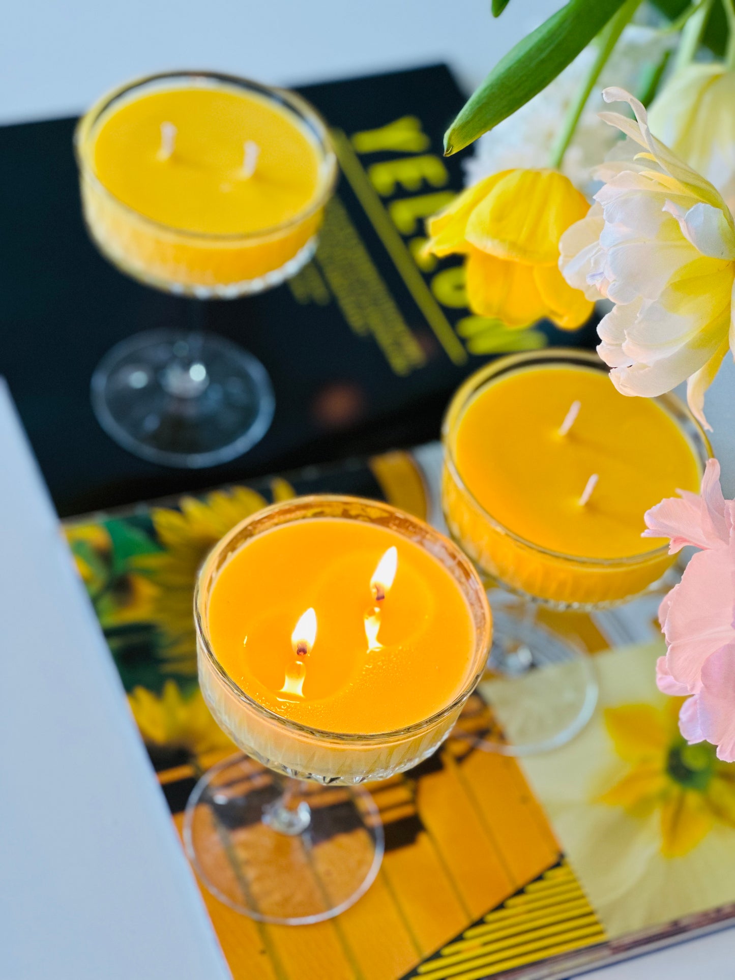 Dabīgā sojas vaska svece “Limoncello” aromāts, smalkā franču stikla glāzē.