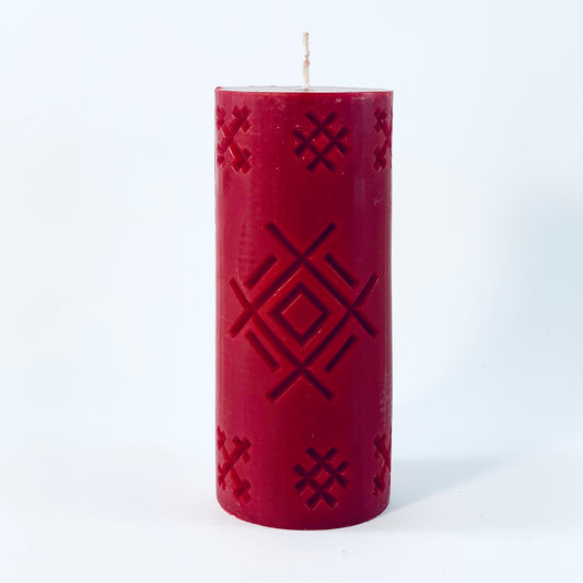 Свеча из соевого воска с латвийским узором "Колодец", бордовый