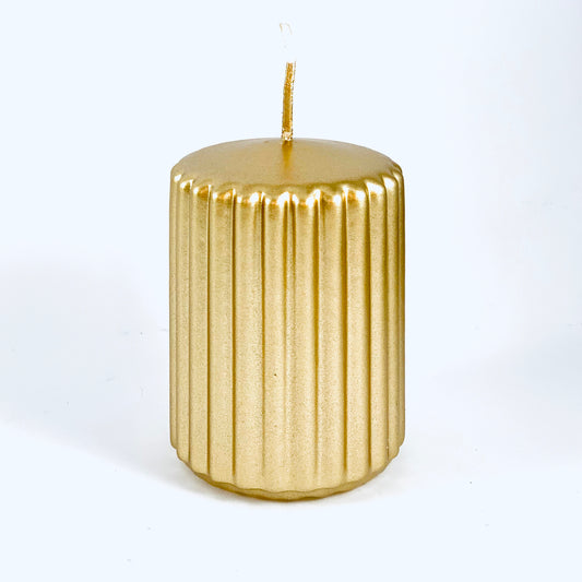 Свеча прессованная пудровая ⌀ 6х8 см, с золотым оребрением.