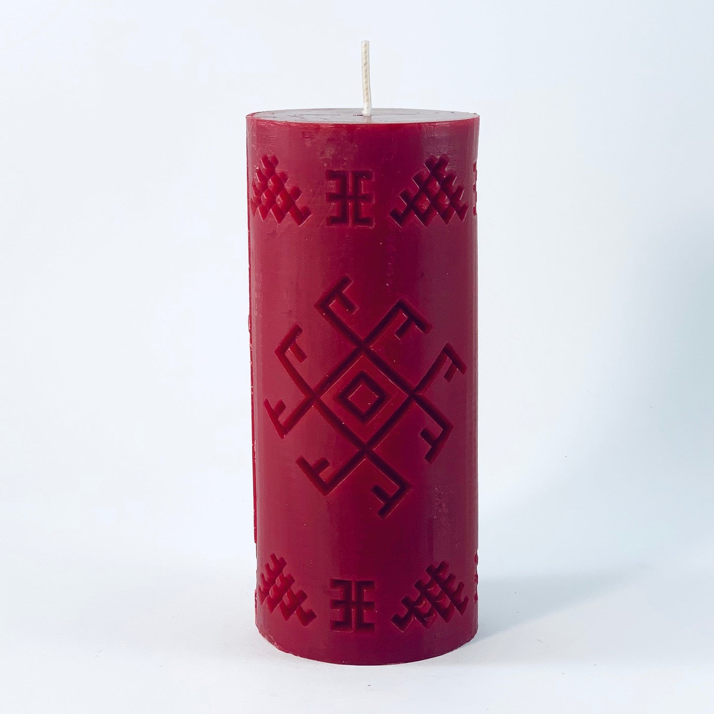 Свеча из соевого воска с латвийским узором "Крест Огня", бордовый