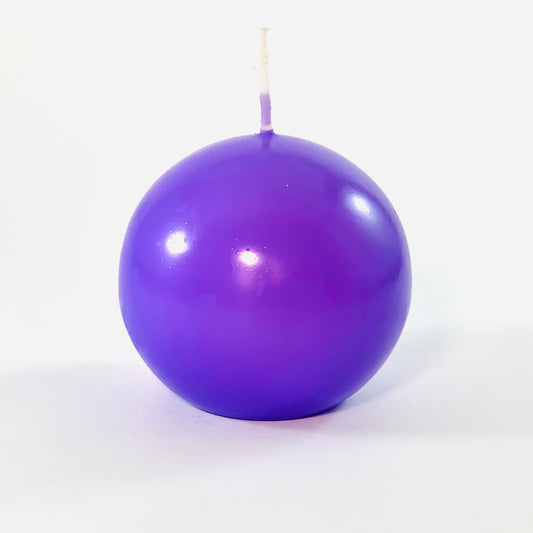 Шар-свеча, прессованная порошком, ⌀ 8 см, светло-фиолетового цвета.