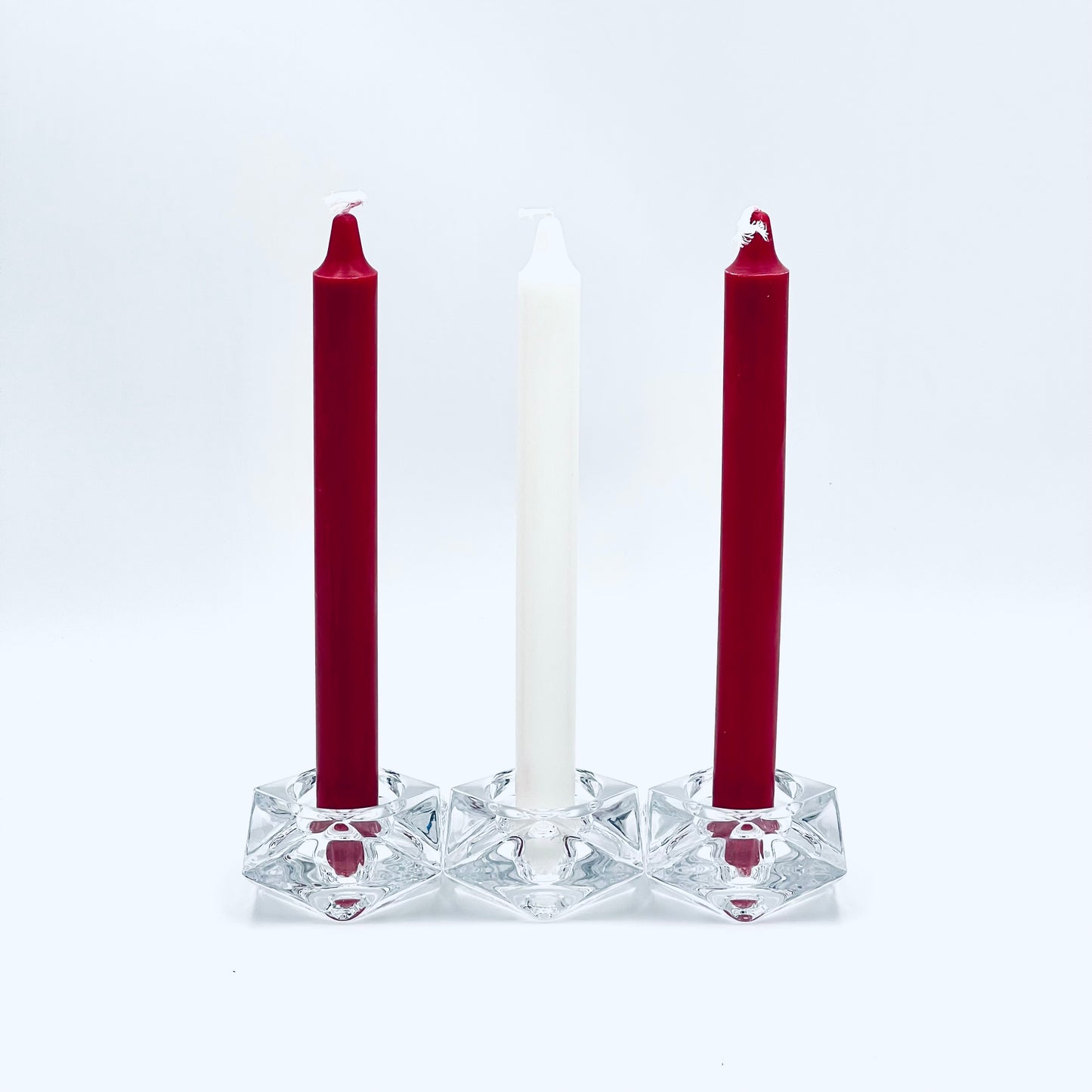 Stearīna galda sveču komplekts Latvijas karoga krāsās, 3 sveces 24 cm.i