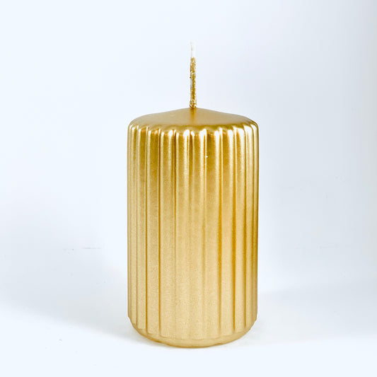 Pulverspiestā svece ⌀ 6x10 cm, zelta-rievota.
