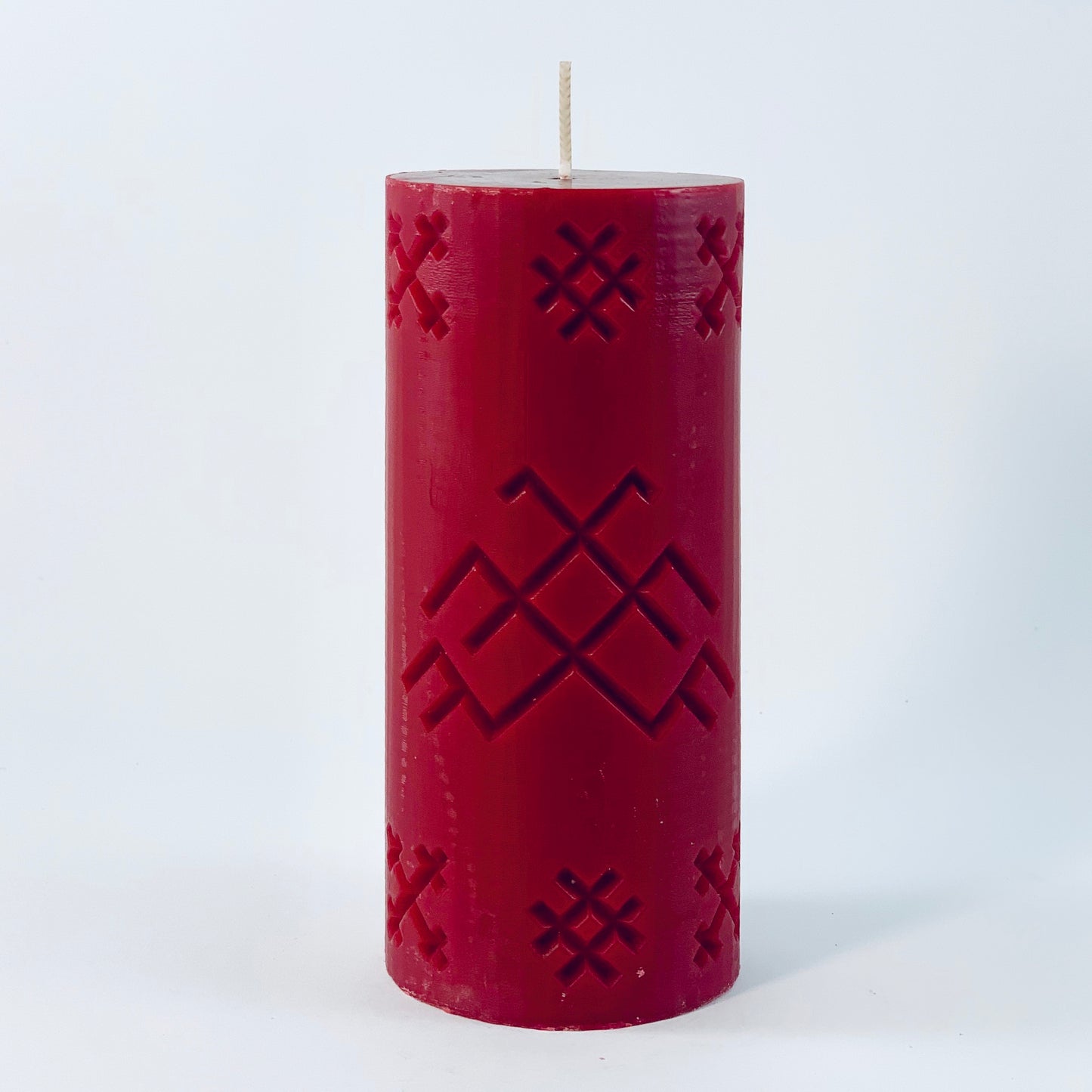 Sojas vaska svece ar latvju rakstu zīmi “JUMIS", bordo