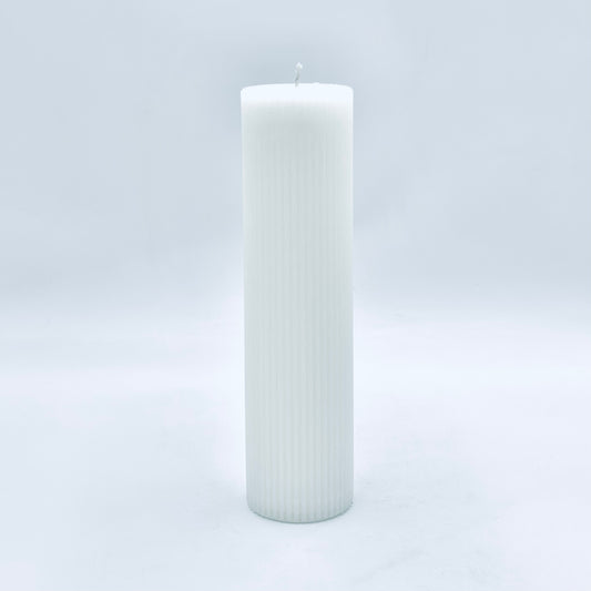 Dizaina svece “Karaliskā” balta, rievota 6x22 cm